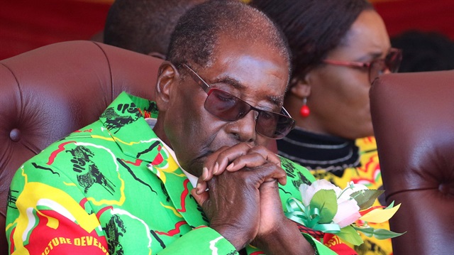 93 yaşındaki Robert Mugabe, 37 yıldır Zimbabve'yi yönetiyor. 