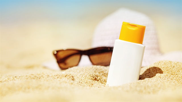 Tatile alışverişlerinde genellikle önemli rol oynayan güneş kremi ve güneş gözlüğü bu yaz tüketiciye daha pahalı olarak ulaşacak.