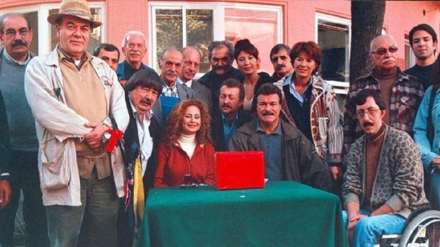 Bir döneme damga vuran dizilerden Mahallenin Muhtarları'nın tekrar ekrana gelmesi bekleniyor.
