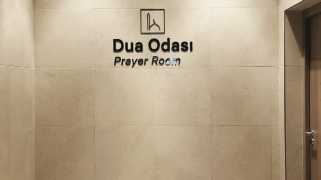 Yeni açılan Emaar Square da mescid yerine dua odası yazan AVM’lerden.