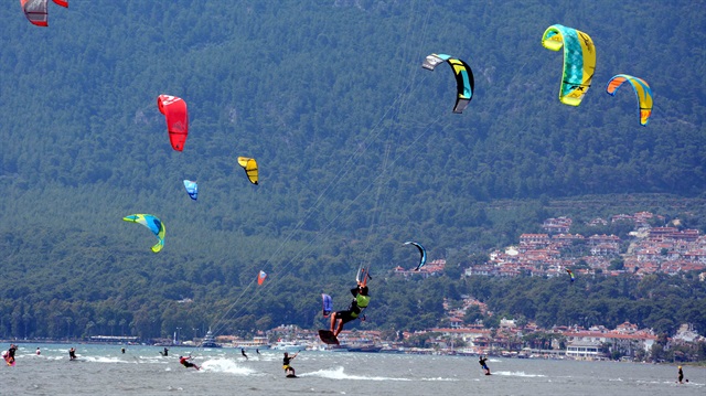 الآلاف من هواة "ركوب الأمواج" يزورون موغلا التركية سنويا