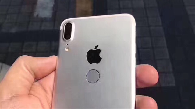 Yeni iPhone'da parmak izi tarayıcısının, Apple logosunun hemen altında konumlandırılacağı iddia ediliyor.