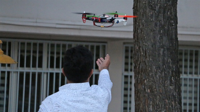 Üniversite öğrencisi, 100 metre yüksekliğe kadar çıkabilen drone ile istedikleri görüntüleri elde edebildiklerini açıkladı.