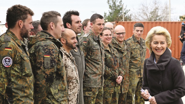 Almanya Savunma Bakanı Ursula von der Leyen, 21 Ocak 2016'da İncirlik'teki Alman askerlerini ziyaret etmişti.