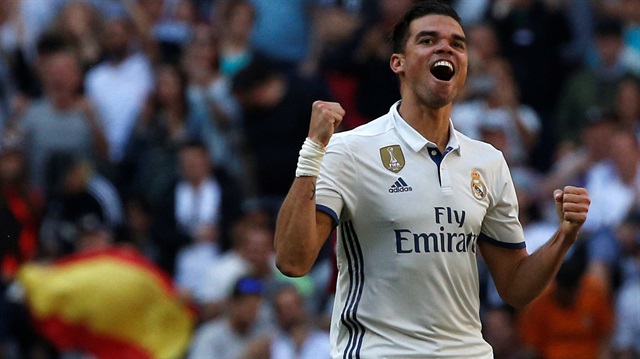 Real Madrid'in tecrübeli ismi Pepe'nin önümüzdeki sezon PSG'de forma giyeceği iddia ediliyor.