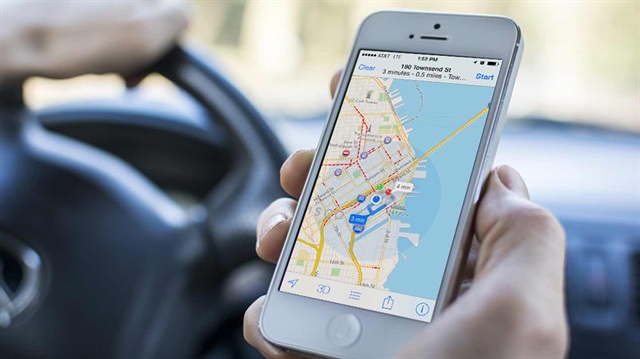 Apple Haritalar'ın mobil uygulaması iPhone ve iPad'lerde gömülü olarak kullanıcıya sunuluyor.