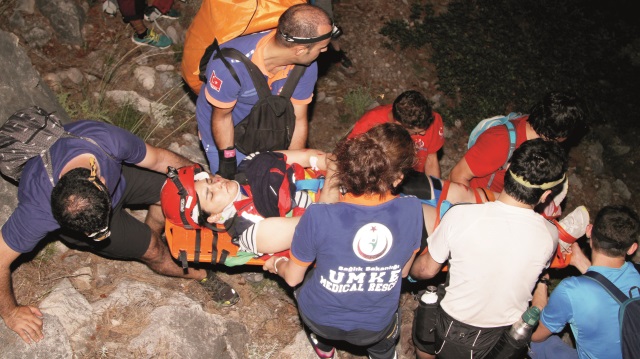 Sarp kayalıklardan düşerek yaralanan 21 yaşındaki Nimet Alımlı, ekipler tarafından sedyeyle bir kilometre taşınarak önce deniz kenarıına, buradan da hastaneye yetiştirildi.