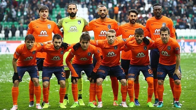 Başakşehir'in 35 yaşındaki futbolcusu Yalçın Ayhan (Kalecinin sağında) kulübüyle sözleşmesini feshetti.