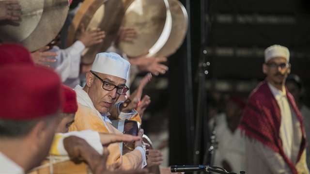 «الحضرة 2».. أناشيد صوفية وموسيقى غربية تشعل المسرح التونسي