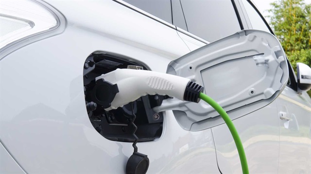 Elektrikli otomobiller, yüksek şarj süresi ve düşük menzilleri yüzünden eleştiriliyor.