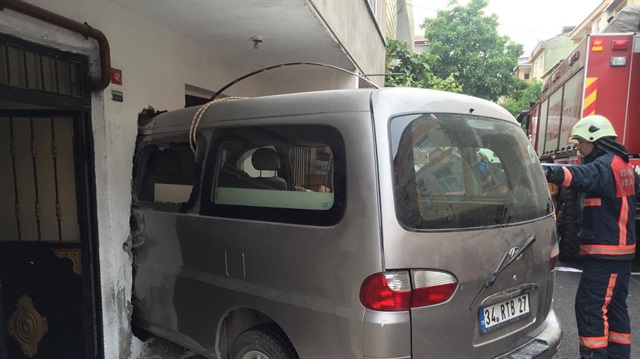 İstanbul Sancaktepe'de minibüs eve girdi: 2 ölü, 1 yaralı