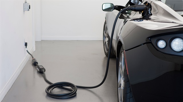 Uluslararası Enerji Ajansı'nın "Küresel Elektrikli Araç Görünümü 2017 Raporu"na göre, dünyada elektrikli araç satışının artmasında hükümetlerin izlediği çevreci politikalar etkili oldu. Ayrıca enerji verimliliğini artırdığı için son yıllarda elektrikli araç kullanımı daha fazla yaygınlaştı. 