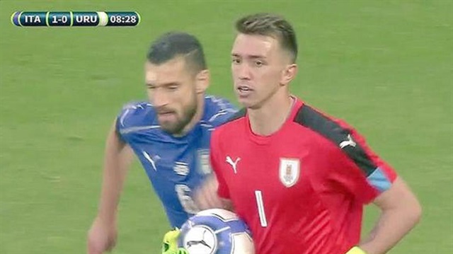 Muslera İtalya karşısında kalesinde ilginç bir gol gördü.