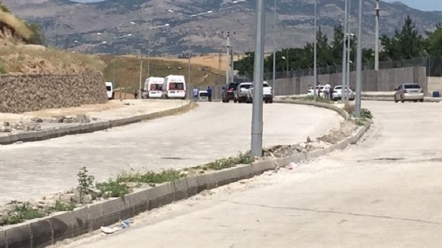 Batman’ın Kozluk ilçesine bağlı Bekirhan Belde Jandarma Karakolu önünde bir araç patlatıldı. 