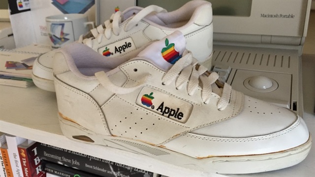 Apple'ın spor ayakkabıları, 1990'lı yıllarda Apple çalışanları için üretilmişti.