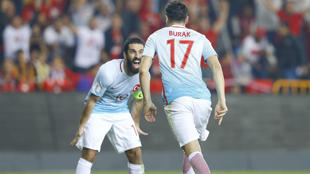 Arda Turan ve Burak Yılmaz gol sevinci yaşarken.