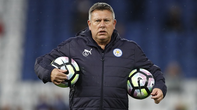 Leicester City, geçici olarak göreve getirdiği Craig Shakespearele yola devam etme kararı aldı. 