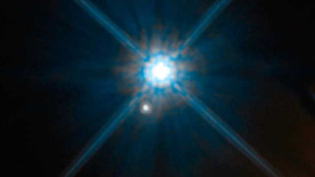 Dünya'dan 5 bin ışık yılı uzaktaki bir yıldızın ışığının, Dünya'ya 17 ışık yılı mesafedeki beyaz cüce yıldız Stein 2051 B'nin hizasına geldiğinde bükülerek konum değiştirdiğini gözledi.