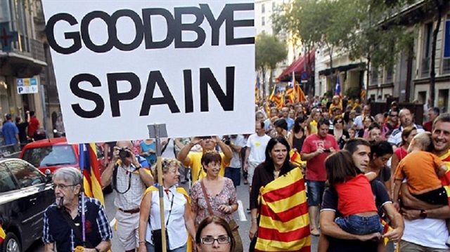 Katalon göstericilerin taşıdığı pankart: 'Güle Güle İspanya' 