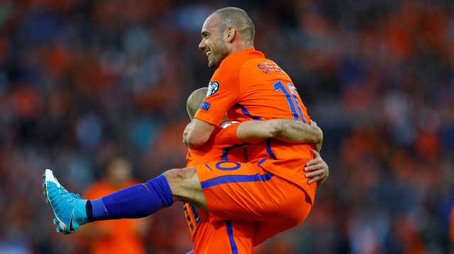 Lüksemburg karşısında 131. milli maçına çıkan Sneijder, eski kaleci Edwin van der Sar'ı geçerek Hollanda Milli Takımı formasını en fazla giyen futbolcu unvanının sahibi oldu.