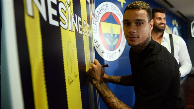 Fenerbahçe'nin Hollandalı futbolcusu Van der Wiel, kadro dışı kaldığı dönemde sarı lacivertlileri hedef alan ifadaler kullanmış.