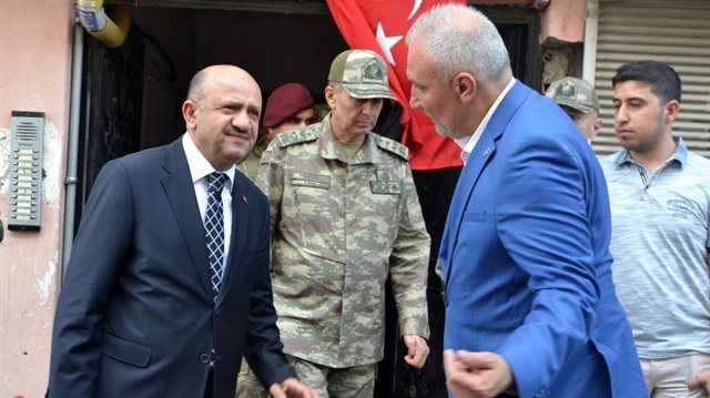 Milli Savunma Bakanı Fikri Işık ve Kara Kuvvetleri Komutanından şehit Yarbay Yakut’un ailesine taziye ziyareti yaptı.