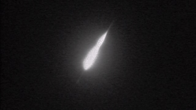Kameraların kaydettiği görüntülerde, meteorların atmosfere girdikten sonra ışık yayarak parçalanmaları yer alıyor.

