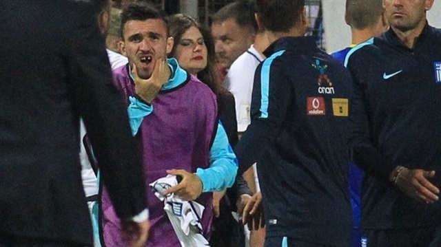 Olympiakos forması giyen Gianniotas'ın dişi kırıldı.