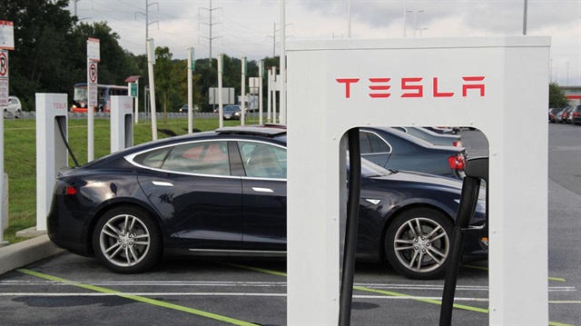 Elektrikli otomotiv devi Tesla, hızlı şarj istasyonlarını güneş enerjisi panelleri ile donatacak.