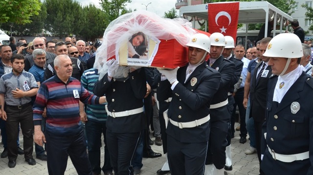Şenay Aybüke Yalçın'ın tabutuna Türk bayrağı ve gelin duvağı örtüldü.