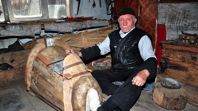 مسنّ تركيّ 85 عامًا بولاية جانقيري برحيله تنتهي مهنة صناعة السروج
