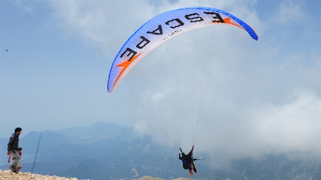 "كيمر" التركية متعة القفز المظلي للسياح