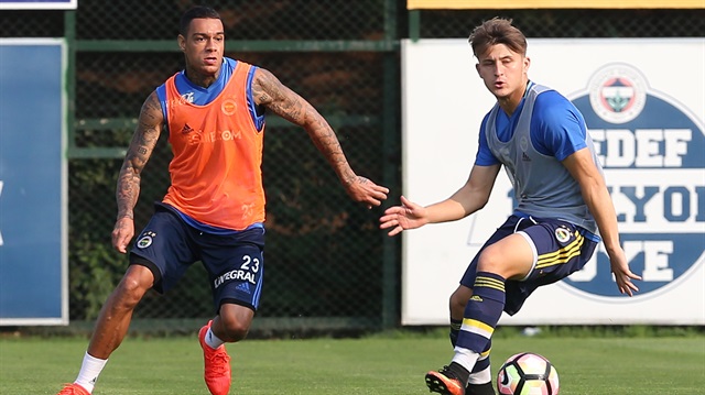 Fenerbahçe'de kalıp kalmayacağı belirsizliğini koruyan Van der Wiel, sezonu erken açtı ve çalışmalara başladı.