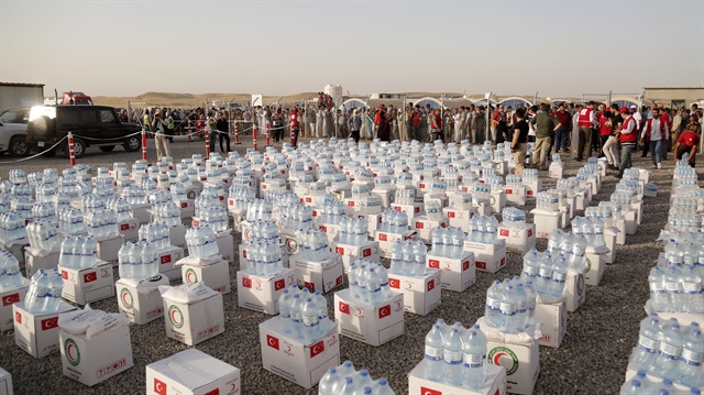 الهلال الأحمر التركي يقدم مساعدات للنازحين شمالي العراق