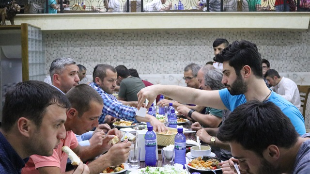 Türkiye Batum'da iftar sofrası kuruyor.