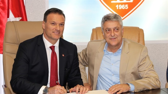 TFF 1. Lig ekiplerinden Samsunspor, Teknik Direktör Alpay Özalan’la 3 yıllık sözleşme imzaladı.