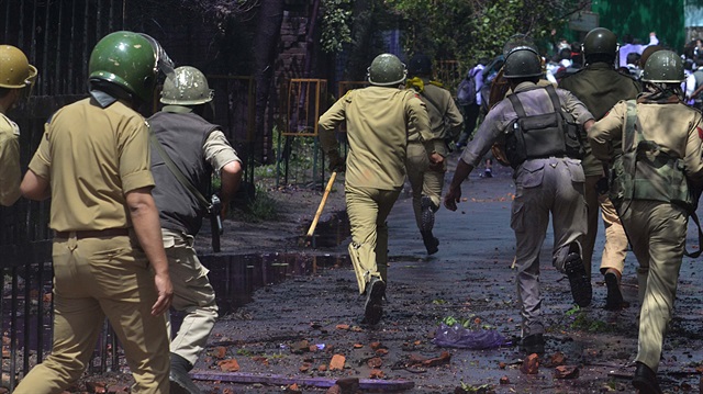 Keşmir'deki kontrol hattında Hint askerlerinin açtığı ateşte 2 sivil öldü, 3 kişi yaralandı.