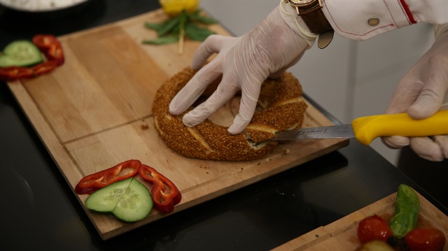 Simit Sarayı Komşufırın'ı satın alıyor.