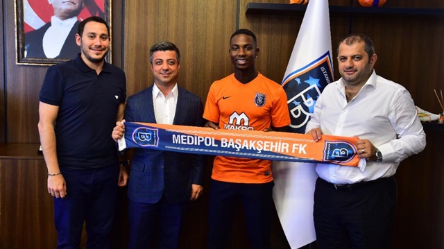Hollandalı Elia resmi sözleşmeye imzayı attı, Başakşehir atkısıyla pozunu verdi.