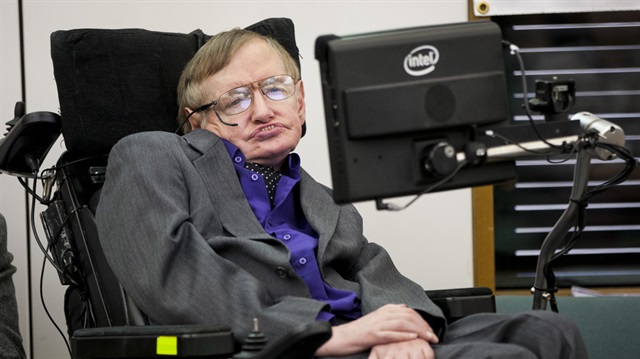 Sadece sağ yanağındaki bir kası hareket ettirebilen Stephen Hawking nasıl konuşuyor?