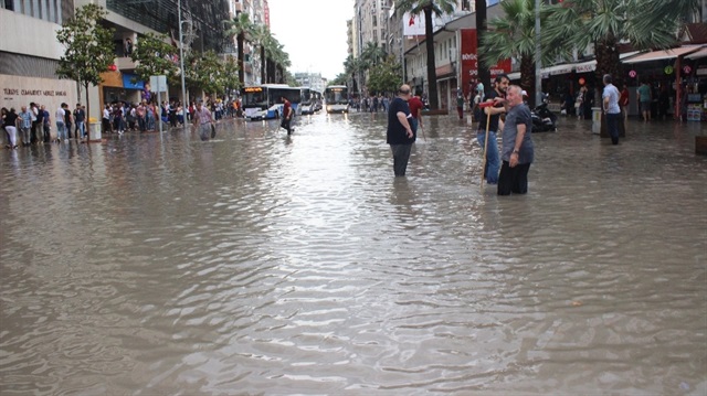 Denizli’de sağanak yağış yolları göle çevirdi