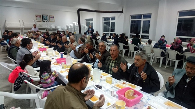 Çankırı'nın Kurşunlu ilçesine bağlı Eskiahır köyünde tüm halk beraber iftar yapıyor.