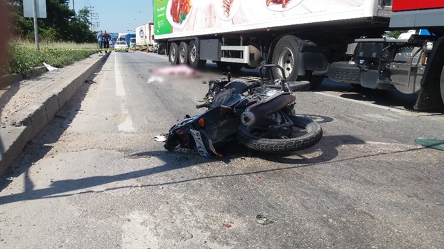 Bursa Yerel Haber: Bursa’da tırın kırmızı ışıkta bekleyen otomobil ve motosiklete çarpması sonucunda 2 kişi hayatını kaybetti.
​
