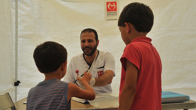 Suriyeli doktor Türkiye'de sığınmacılara şifa dağıtıyor