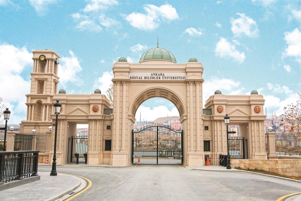 KHK ile kapatılan İpek Üniversitesi, yerleşkesinin tabelası Ankara Sosyal Bilimler Üniversitesi olarak değiştirildi.