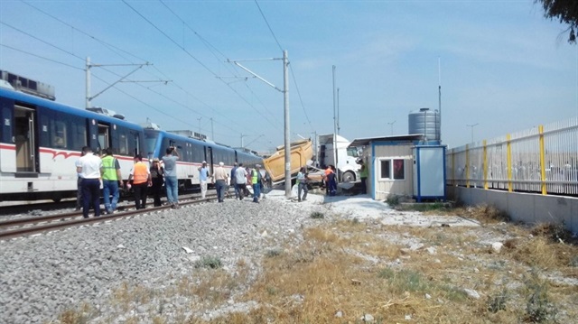 İzmir’de kamyonla tren çarpıştı: 10 yaralı