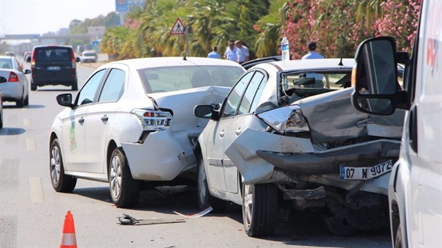 Yerel Haber: ​Antalya’nın Alanya ilçesinde 3 aracın karıştığı zincirleme trafik kazasında 1 kişi yaralandı.