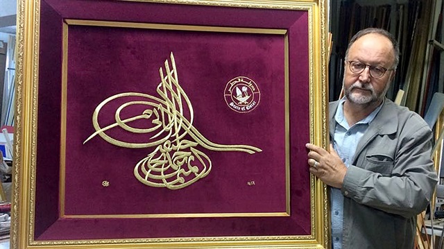 فنان تركي يعد "طغراءً" لأمير قطر تعبيراً عن تضامنه معه