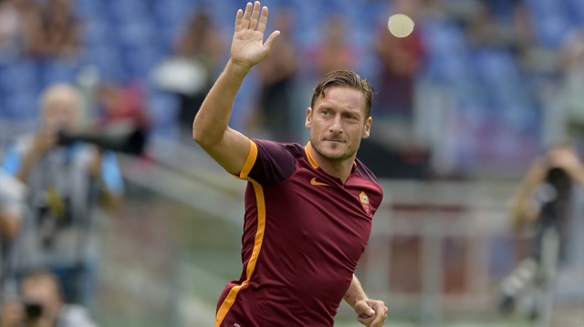 Francesco Totti, Roma'daki kariyerine devam edecek.