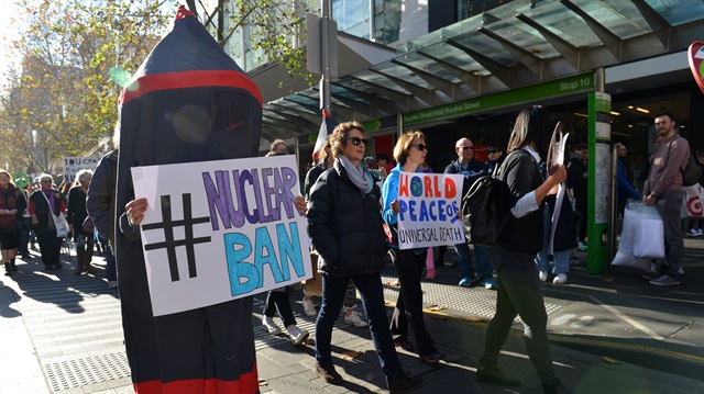 مظاهرة نسائية مطالبة بحظر الأسلحة النووية في ملبورن الأسترالية